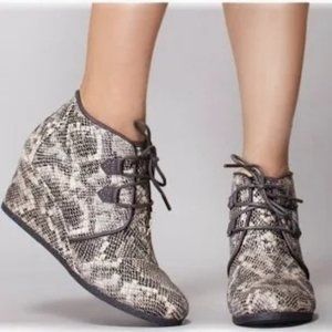 Toms Women's Kala Grey Vegan Leather Snakeskin Wedge Booties Sz 8 10014883